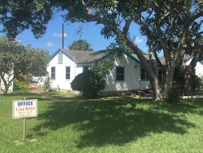 Exterior de uma das casas que fazem parte da Posada Providencia, um albergue para imigrantes ilegais, em San Benito, Texas