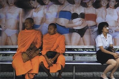 Foto de Bangkok, tomada de 'El libro de las ciudades' (Blume), de P. Dodd y B. Donald. 29,90 euros.