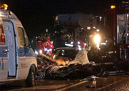 Las víctimas son tres hombres y dos mujeres, todos ocupantes del coche, mientras que el conductor del camión ha salido ileso.