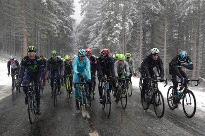 El pelotón de la París-Niza, bajo la nieve del Beaujolais, poco antes de la suspensión de la etapa.