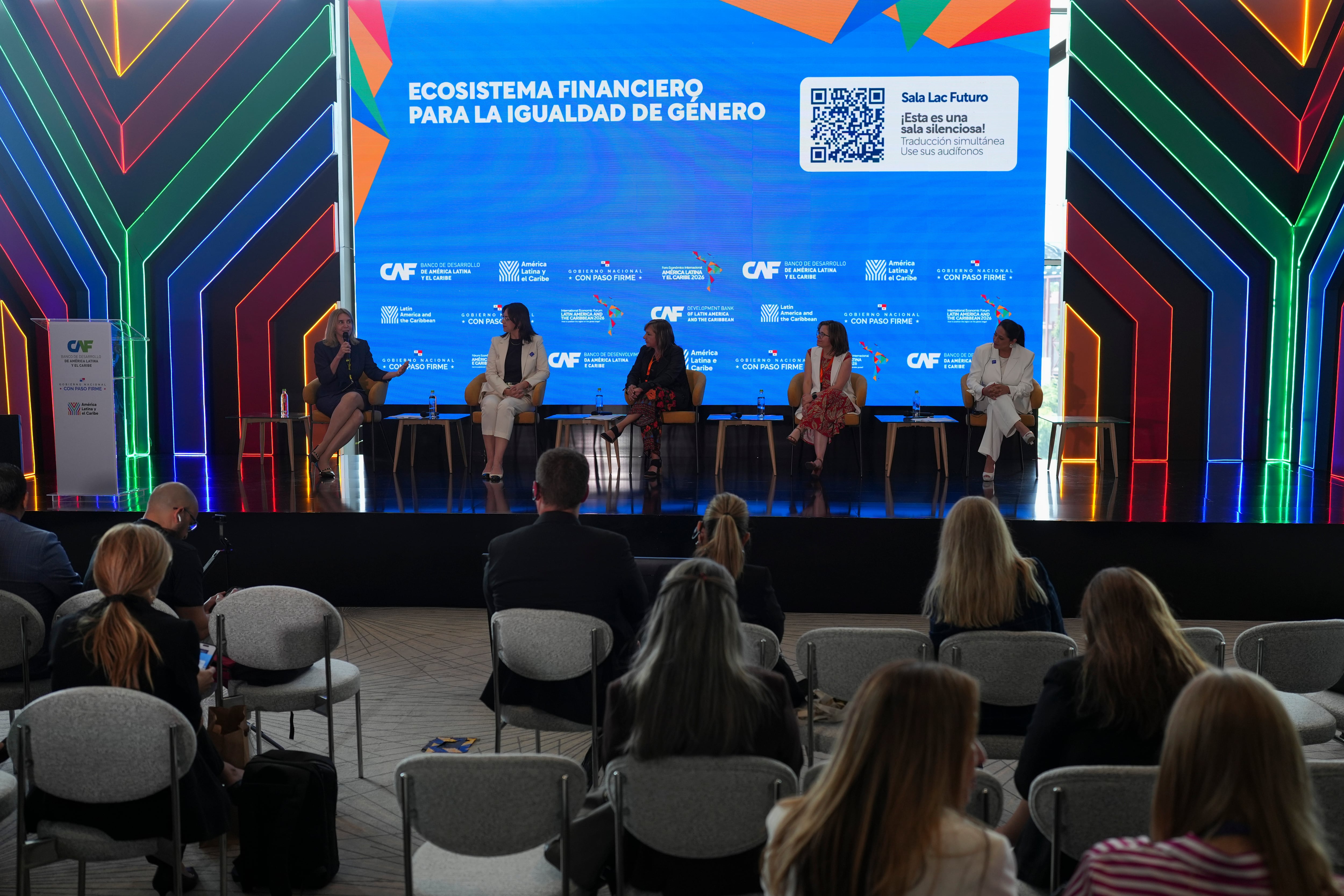Ana Baiardi, Stella Guillén, Alejandra Mora Mora, María Belén Loor Iturralde y Paola Pabón, en Panamá.