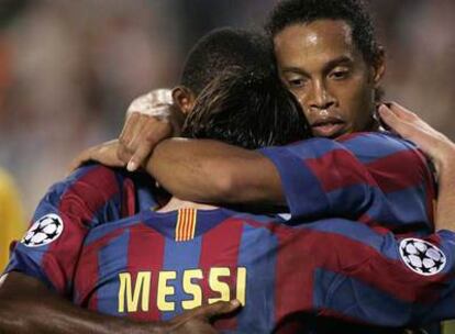 Eto&#39;o, Messi y Ronaldinho se abrazan tras un gol.