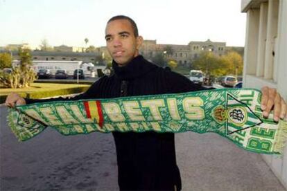 Tardelli, con una bufanda del Betis ayer en Sevilla.