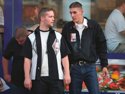 El neonazi Stephan Ernst (izquierda), autor confeso del asesinato de un político conservador, en 2002 en Kassel (Alemania).