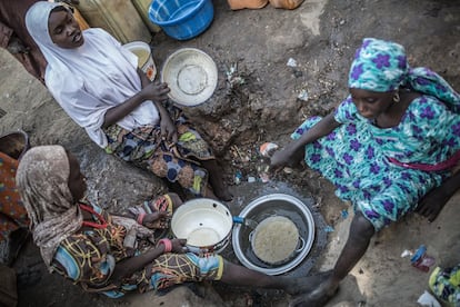 Mulheres cozinham em Jakkana, na periferia de Maiduguri.