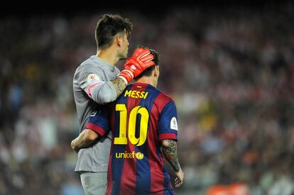 Messi con el portero del Athletic Iago