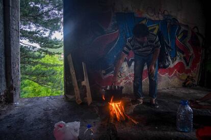 Un hombre en el piso superior del inmueble abandonado en Bihac (Bosnia), en el que está oficialmente prohibido encender fuegos. La gente los hace igual para poder cocinar.