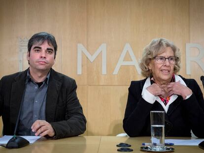 La alcaldesa de Madrid, Manuela Carmena, acompañada por el edil de IU Jorge García Castaño en una imagen de archivo. 