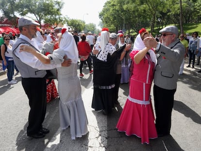 Chulapas y chulapos bailan en las fiestas de San Isidro del año pasado.