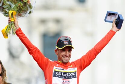 Cobo, en el podio de Cibeles como ganador de la Vuelta 2011.