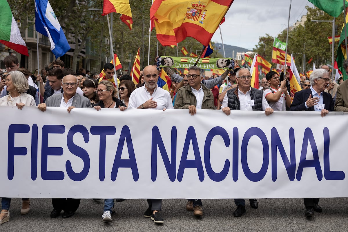 Centenares de personas se manifiestan el 12 de octubre en Barcelona con continuos insultos a Pedro Sánchez