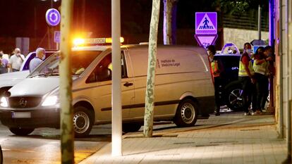 Miembros del Instituto Forense acceden a la vivienda en la que ha sido hallado el cadáver de María Isabel de la Rosa, en Albacete.