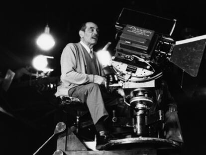 Luis Buñuel en 1974 durante el rodaje de 'El fantasma de la libertad'.