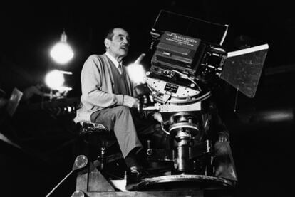 Luis Buñuel en 1974 durante el rodaje de 'El fantasma de la libertad'.