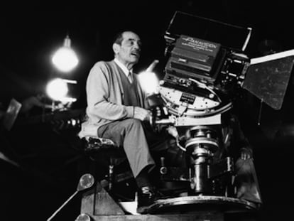 Luis Buñuel en 1974 durante el rodaje de 'El fantasma de la libertad'.