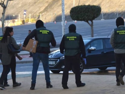 Agentes de la Guardia Civil en una intervención este viernes en Ceuta dentro de la macrooperación contra el narcotráfico y la inmigración ilegal.