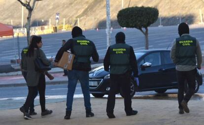 Agentes de la Guardia Civil en una intervención este viernes en Ceuta dentro de la macrooperación contra el narcotráfico y la inmigración ilegal.