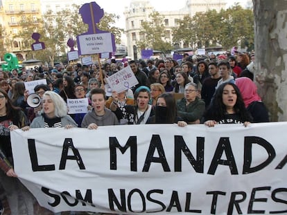 La manifestación en Valencia de apoyo a la víctima de una violación múltiple en los Sanfermines de 2016.