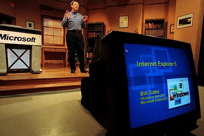 En 1999 Microsoft lanzó su navegador Internet Explorer, que fue incluido también en la segunda versión de Windows 98 e integrado en el paquete ofimático Office 2000. Gates apostaba así por el poder creciente de Internet, tras unos años en los que no parecía creer mucho en el nuevo fenómeno.