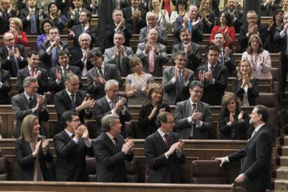 Mariano Rajoy recibe los aplausos de su grupo tras pronunciar el discurso de investidura.