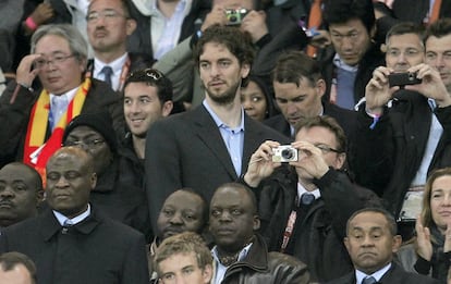 El pívot español Pau Gasol asiste en el estadio Soccer City de Johannesburgo a la final del Mundial de Sudáfrica 2010.
