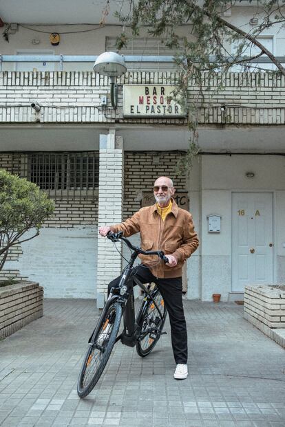 Fernando Arias, con chaqueta y sudadera de Gant, pantalones de Lee, zapatillas de Converse y gafas de Etnia Barcelona.