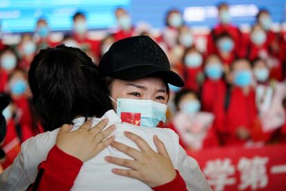 Miembros de un equipo médico se despiden de sus compañeros en el aeropuerto internacional Tianhe de Wuhan esta mañana después de que se haya decretado el fin de la cuarentena en la ciudad.