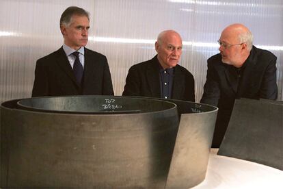 Richard Serra ha presentado sobre un escenario de 13 metros las maquetas de las ocho obras monumentales encargadas por el museo. Las piezas tienen una altura entre 3,56 y 4,27 metros, y la más grande tendrá un peso de 276 toneladas.

En la imagen, el director general del museo, Juan Ignacio Vidarte; el escultor Richard Sierra y el director de la fundación Salomon R.Guggenheim, Thomas Krens.