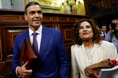 El presidente de Gobierno, Pedro Sánchez camina con la ministra de Hacienda y Función Pública en Funciones, María Jesús Montero, el 16 de noviembre, 2023.