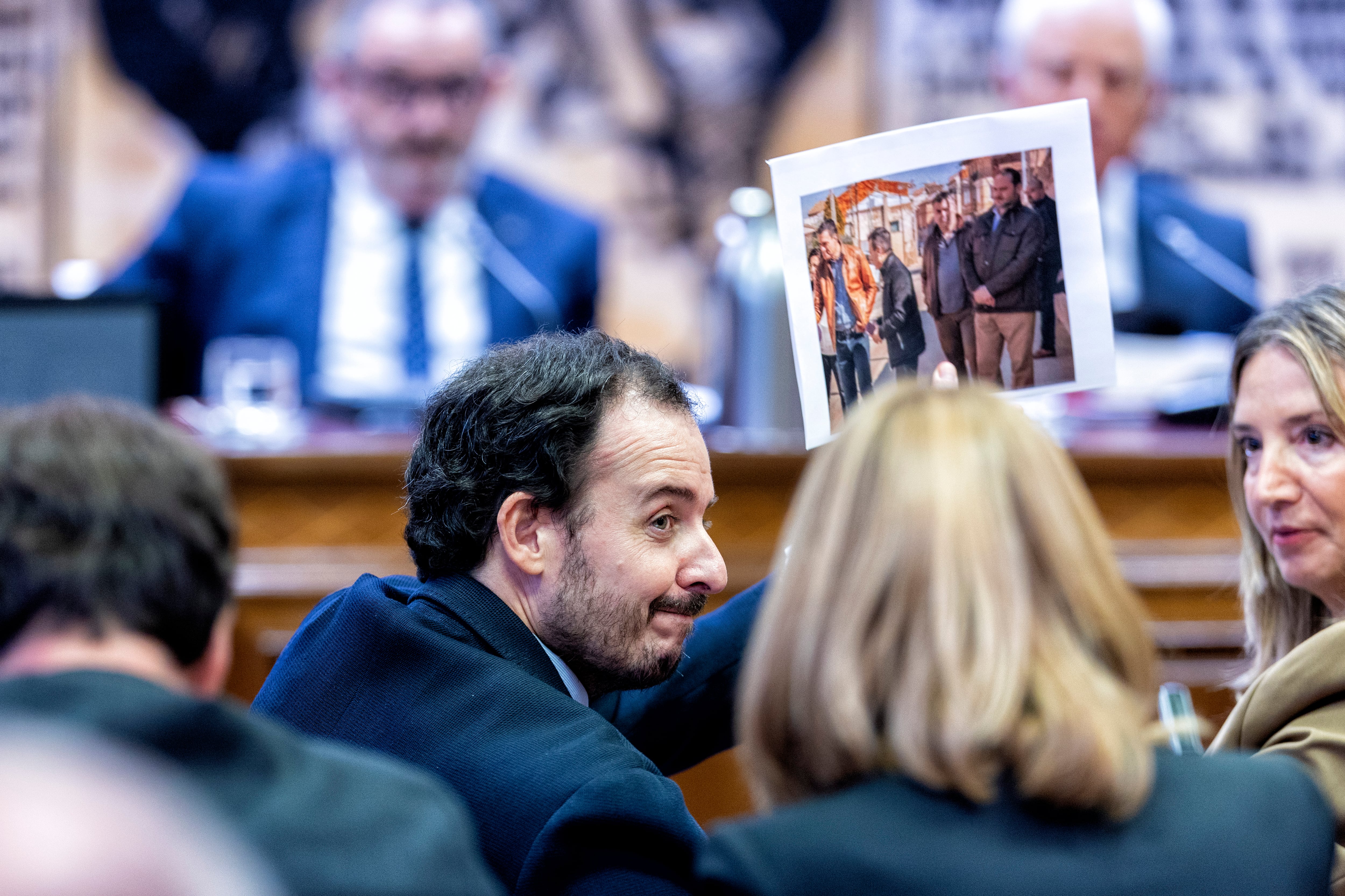 El senador popular, Alejo Joaquín Miranda de Larra, muestra una foto durante la comisión de investigación del caso Koldo, este jueves en el Senado.