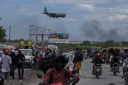 Un avión militar se prepara para aterrizar en el Aeropuerto Toussaint Louverture, con los ataques en Puerto Príncipe (Haiti), el 11 de mayo.