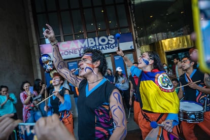 Seguidores de Gustavo Petro celebran su pase a la segunda vuelta electoral, en Bogotá.