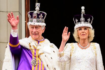Carlos III y la reina Camila durante su coronación, el 6 de mayo de 2023, en Londres.