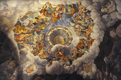 Cúpula del palacio del Té, en Mantua, Italia <p><b>Todo sucede ahí arriba</b></p><br> <p>A rayo limpio. Así castigaba Júpiter a sus enemigos. En este caso a los gigantes que, según un episodio de la mitología griega con el conveniente nombre de Gigantomaquia, se habían sublevado contra los dioses del Olimpo. Mientras los rebeldes apilan varias montañas para alcanzar el cielo, Júpiter los fríe a centellas desde arriba. El pintor Giulio Romano plasmó el enfrentamiento entre 1532 y 1535 en este fresco que decora la cúpula del palacio del Té, en Mantua, al norte de Italia. Si uno acerca la vista se percata de que Romano no escatimó en detalles. Las torsiones, las muecas, los pliegues… Esta rave mitológica es una de las 40 imágenes del libro The Art of Looking Up (El arte de mirar hacia arriba; White Lion Publishing), de Catherine McCormack, que recoge techos de espacios tan dispares como el Vaticano de Roma o el Museo de la Revolución de La Habana, donde grandes artistas, de Michelangelo a Marc Chagall o Cy Twombly, han plasmado escenas que nos harán irremediablemente mirar hacia arriba, sin pensar en nuestras cervicales. </p>