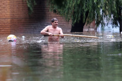 Un hombre con el agua por la cintura en una calle de Buenos Aires (Argentina).