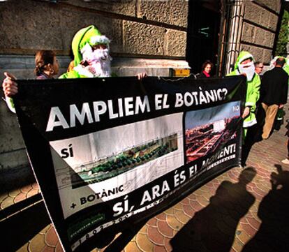 Miembros de Salvem el Botànic, ayer en el Ayuntamiento de Valencia, vestidos de Papá Noel.