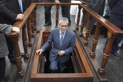 Griñán, durante su visita de ayer al galeón <b><i>La Pepa</b></i>, un centro de interpretación itinerante sobre la Constitución de 1812.