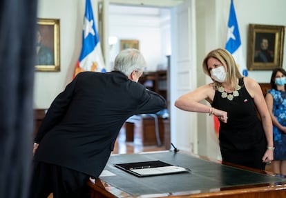 El presidente de Chile, Sebastián Piñera, saluda con el codo a la exministra de la Mujer, Macarena Santelices, el 6 de mayo pasado.