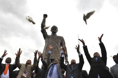 El presidente Zuma (segundo por la dcha), el jueves en la inauguraci&oacute;n de una estatua de Mandela en Bloemfontein.
