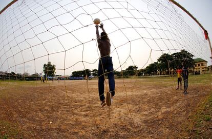Unos niños juegan al fútbol en un parque antes de la final de la Copa Africana de Naciones, celebrada en Libreville (Gabón).