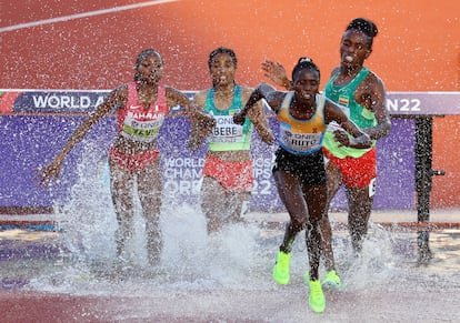 La kazaja Norah Jeruto sale de la ría en el 3.000m obstáculos, la prueba en la que se ha impuesto este miércoles.