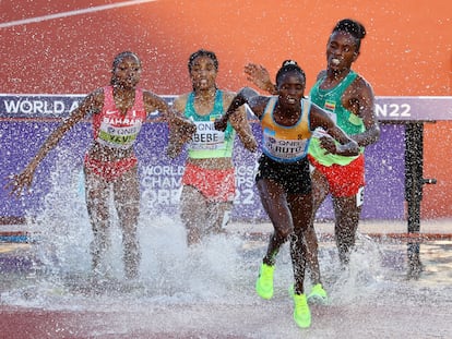 La kazaja Norah Jeruto sale de la ría en el 3.000m obstáculos, la prueba en la que se ha impuesto este miércoles.