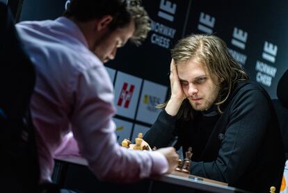 Rapport, de frente, durante su partida de hoy contra Carlsen en Stavanger
