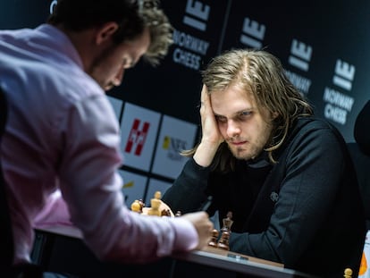 Rapport, de frente, durante su partida de hoy contra Carlsen en Stavanger