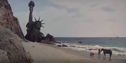 Charlton Heston escapa de los simios y termina en una playa donde está la Estatua de la Libertad hundida.