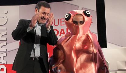 Madrid Socialist Party secretary Tomás Gómez with Carlos Carpio in his octopus costume during the 2011 campaign.