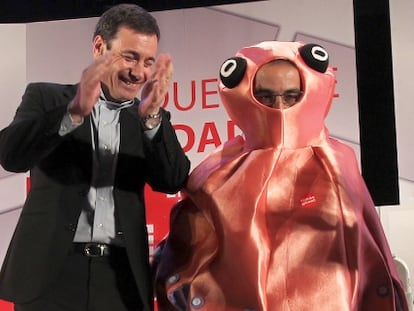 Madrid Socialist Party secretary Tomás Gómez with Carlos Carpio in his octopus costume during the 2011 campaign.