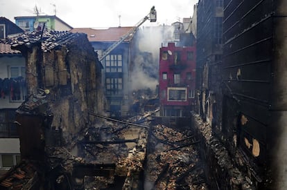 Incendio en el centro de Bermeo (Bizkaia). La Polica autonmica vasca ha explicado que el edificio donde se produjo el incendio, situado en la calle Juan Nardiz, era muy antiguo y de madera, por lo que acab derrumbndose.