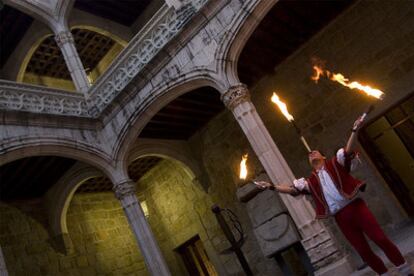 Uno de los malabaristas que participan en la visita teatraliza al castillo de Manzanares el Real.