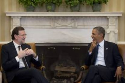 Fotografía facilitada por la Presidencia del Gobierno del presidente de Estados Unidos, Barack Obama (d), y el jefe del Gobierno español, Mariano Rajoy, durante la reunión que ambos han mantenido en la Casa Blanca, en Washington.